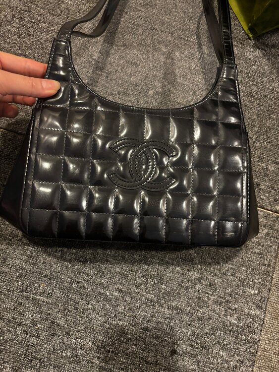 チョコバーパテントレザーショルダーバッグ（ブランドバッグ）の商品画像 - 査定依頼日：2025年5月8日 - 最高査定価格：80,000円