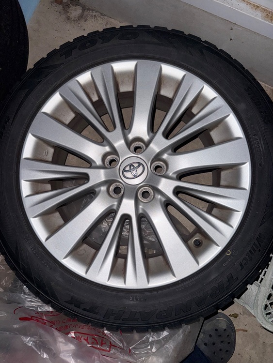 トヨタ　アルファード　 ２４０Ｓ タイプゴールドⅡ　スタッドレス4本（カー用品）の商品画像 - 査定依頼日：2025年12月1日 - 最高査定価格：33,000円