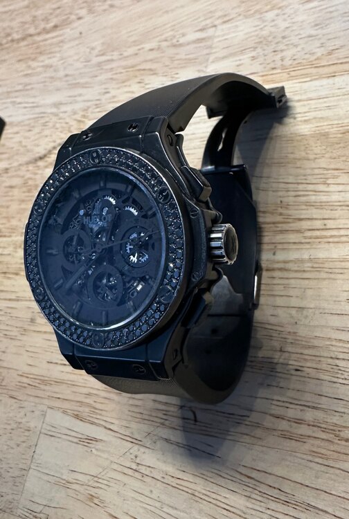 ウブロ ビックバン HUBLOT アエロバン オールブラックダイヤ 311 CI 1110 RX 1100（高級時計）の商品画像 - 査定依頼日：2025年4月25日 - 最高査定価格：1,100,000円