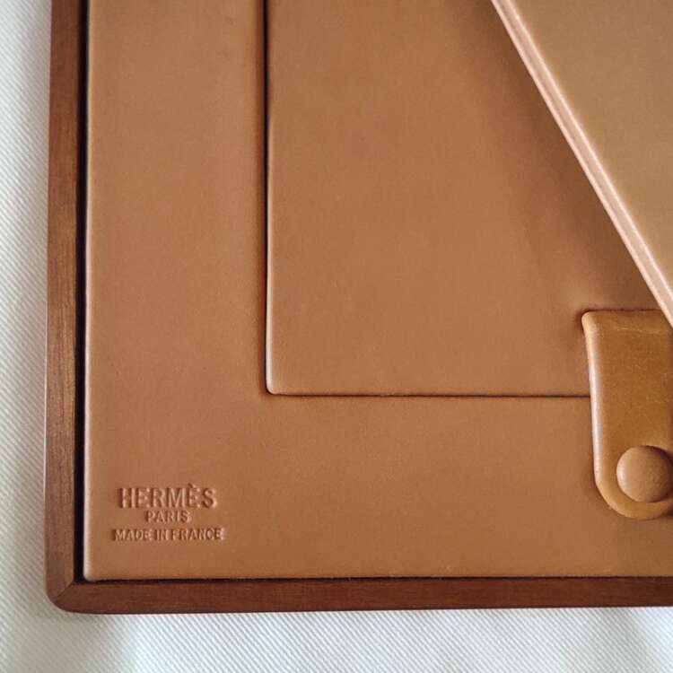 HERMES フォトスタンド　マホガニーラッカー仕上げ　ステッチ模様象嵌（美術品・骨董品）の商品画像 - 査定依頼日：2025年4月18日 - 最高査定価格：16,000円