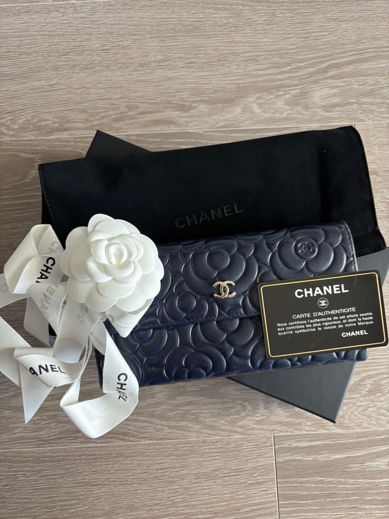 カメリア長財布（ブランド財布・小物）の商品画像 - 査定依頼日：2025年11月27日 - 最高査定価格：20,000円