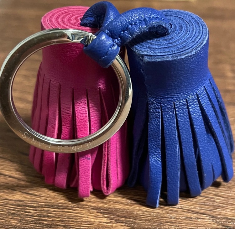 HERMES PARIS カルメン キーホルダー タッセル ピンク ブルー（古着・ファッション）の商品画像 - 査定依頼日：2025年11月13日 - 最高査定価格：100,000円