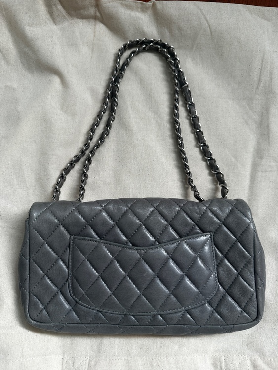 25cm　チェーンバック　グレー（ブランドバッグ）の商品画像 - 査定依頼日：2026年2月16日 - 最高査定価格：250,000円