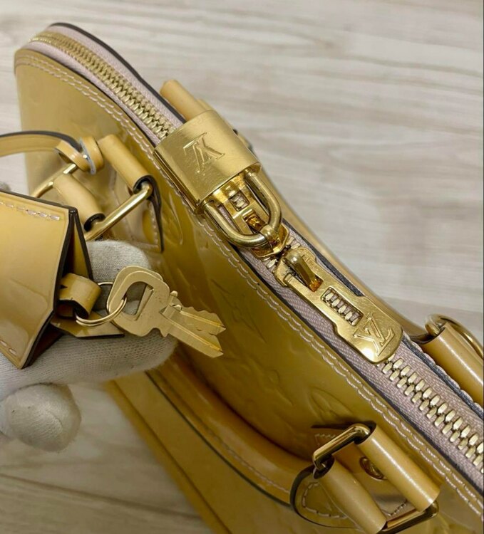 ヴェルニ（ブランドバッグ）の商品画像 - 査定依頼日：2025年4月6日 - 最高査定価格：45,000円