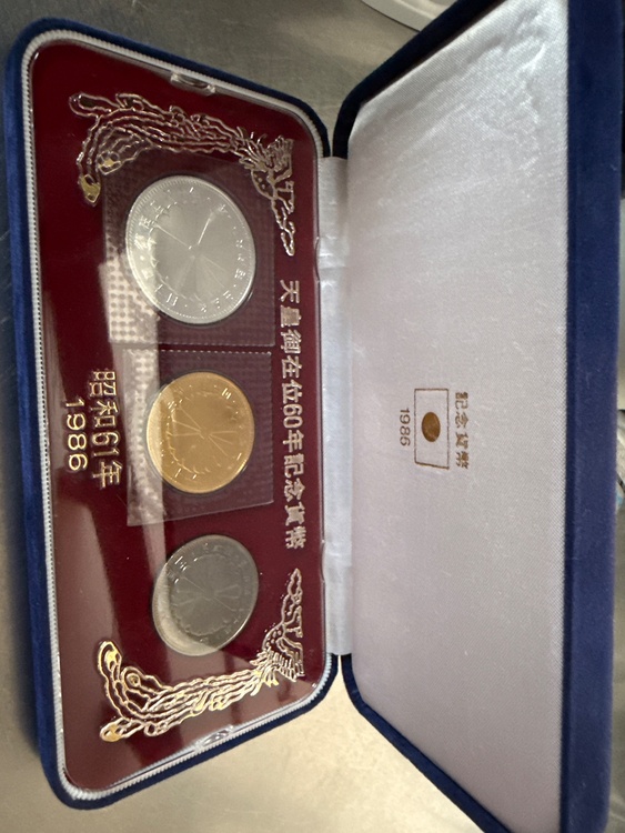 天皇御在位60年記念貨幣（金・貴金属）の商品画像 - 査定依頼日：2026年9月12日 - 最高査定価格：430,000円