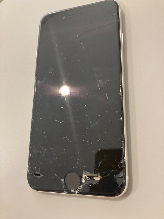 iPhone SE3 64GB（スマホ）の商品画像 - 査定依頼日：2025年8月12日 - 最高査定価格：3,000円