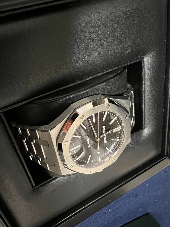 ロイヤルオーク 15400ST.OO.1220ST.01（高級時計）の商品画像 - 査定依頼日：2025年11月19日 - 最高査定価格：5,300,000円