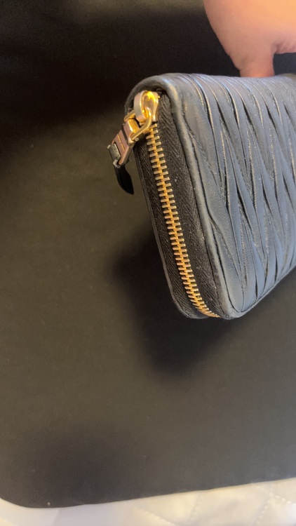 ミュウミュウマテラッセ長財布（ブランド財布・小物）の商品画像 - 査定依頼日：2025年9月19日 - 最高査定価格：2,000円