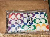 シグネチャー プライドコレクションレインボー  ロングジップアラウンド 長財布（ブランド財布・小物）の商品画像 - 査定依頼日：2025年5月24日 - 最高査定価格：3,000円