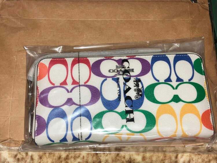 シグネチャー プライドコレクションレインボー  ロングジップアラウンド 長財布（ブランド財布・小物）の商品画像 - 査定依頼日：2025年5月24日 - 最高査定価格：3,000円
