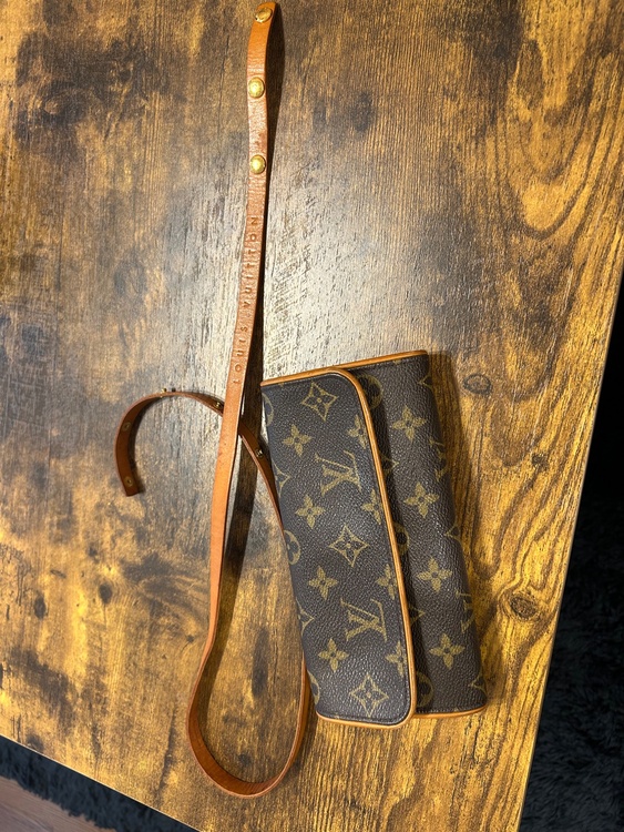 LV腰掛けポーチ（ブランドバッグ）の商品画像 - 査定依頼日：2026年4月29日 - 最高査定価格：100,000円