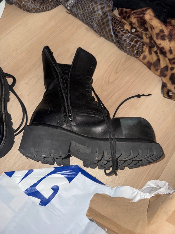 バレンシアガ  （ブランドバッグ）の商品画像 - 査定依頼日：2025年11月23日 - 最高査定価格：28,000円