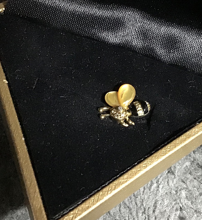 蜂のミニピンブローチ（宝石）の商品画像 - 査定依頼日：2020年4月18日