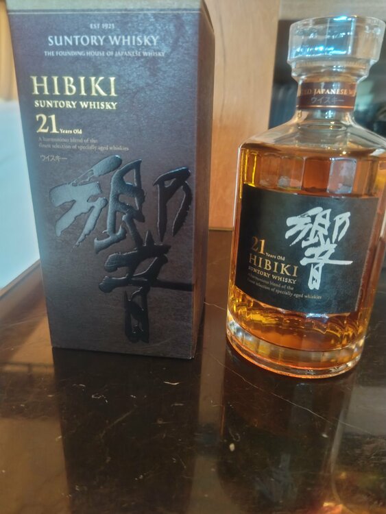 響 21年 700ml 箱付  ※ホログラムシール付（お酒）の商品画像 - 査定依頼日：2026年3月31日 - 最高査定価格：70,000円