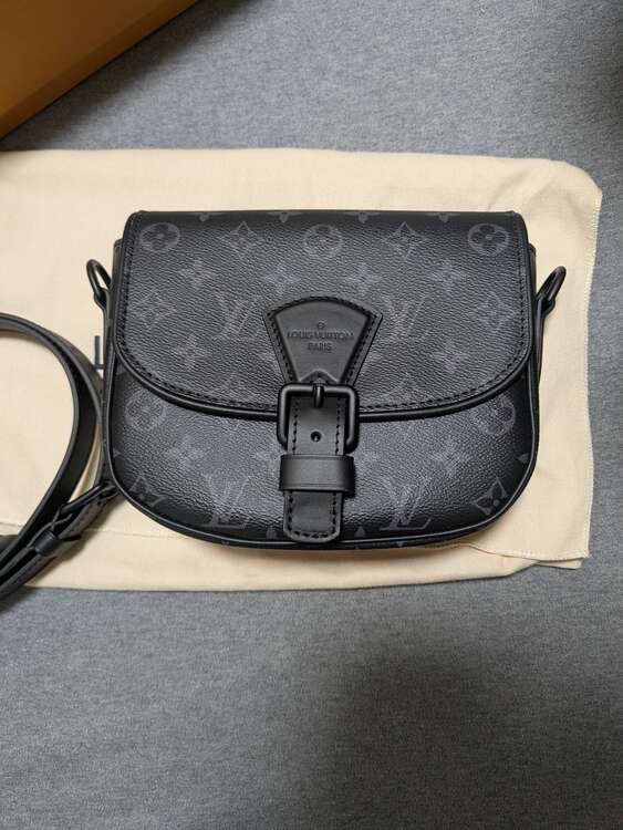 モノグラム エクリプス アルファ ウエアラブルウォレット（ブランドバッグ）の商品画像 - 査定依頼日：2025年4月25日 - 最高査定価格：260,000円