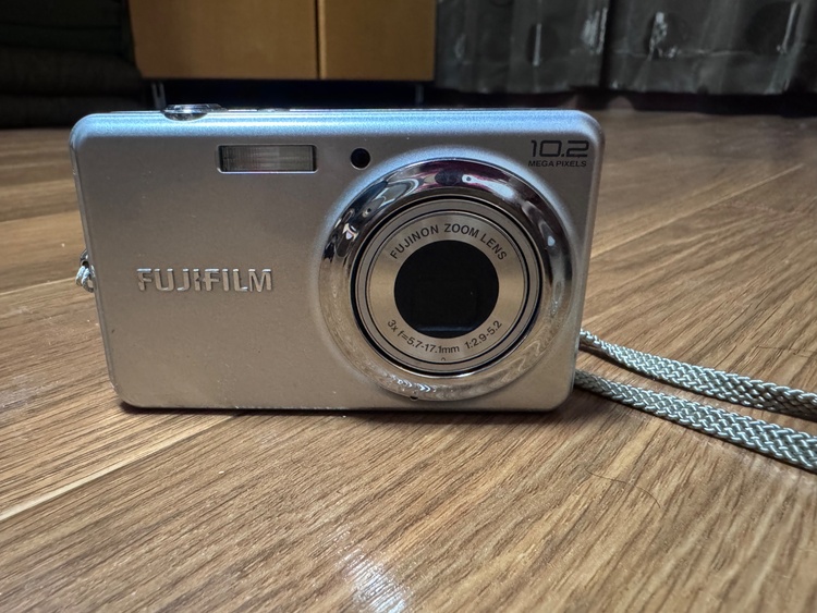 FUJIFILM デジタルカメラ 10.2メガピクセル シルバー 充電器付き（ゲーム機本体・ゲームソフト）の商品画像 - 査定依頼日：2026年6月29日 - 最高査定価格：2,100円