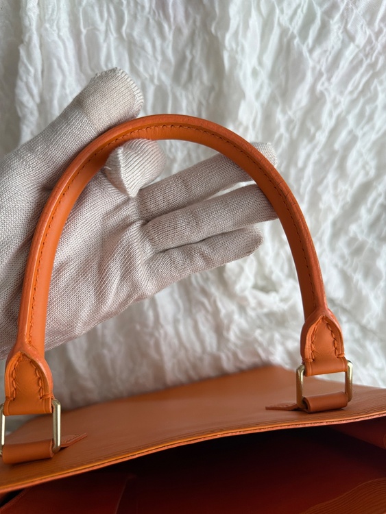 LOUIS VUITTON ルイヴィトン M5908H サックプラGM ハンドバッグ 縦型トート エピ トートバッグ マンダリン オレンジ ユニセックス（ブランドバッグ）の商品画像 - 査定依頼日：2026年9月28日 - 最高査定価格：20,000円
