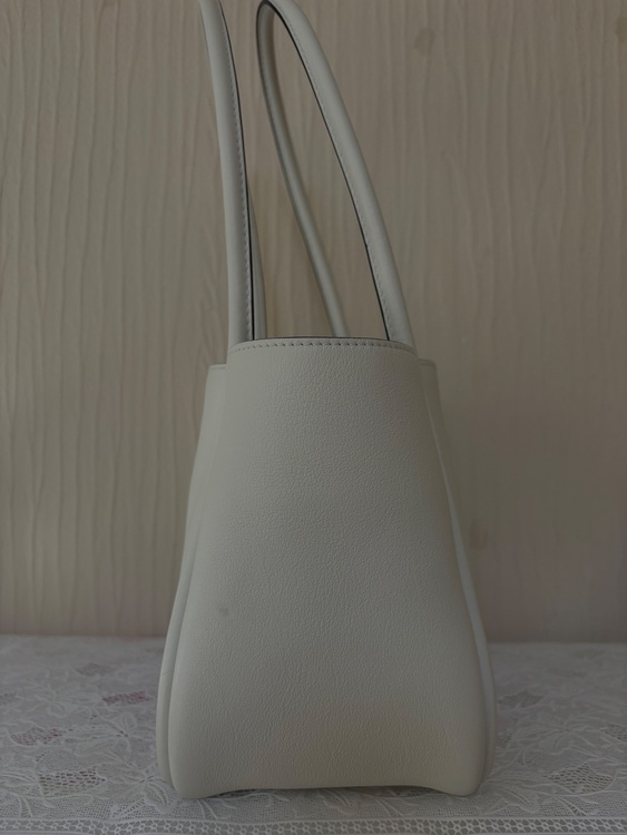 ミディアムレザーショルダーバッグ（ブランドバッグ）の商品画像 - 査定依頼日：2026年4月7日 - 最高査定価格：210,000円