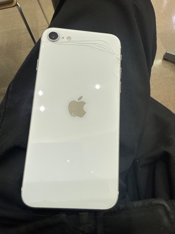 iPhone SE (第 2 世代) 64GB au（スマホ）の商品画像 - 査定依頼日：2026年3月8日 - 最高査定価格：3,000円