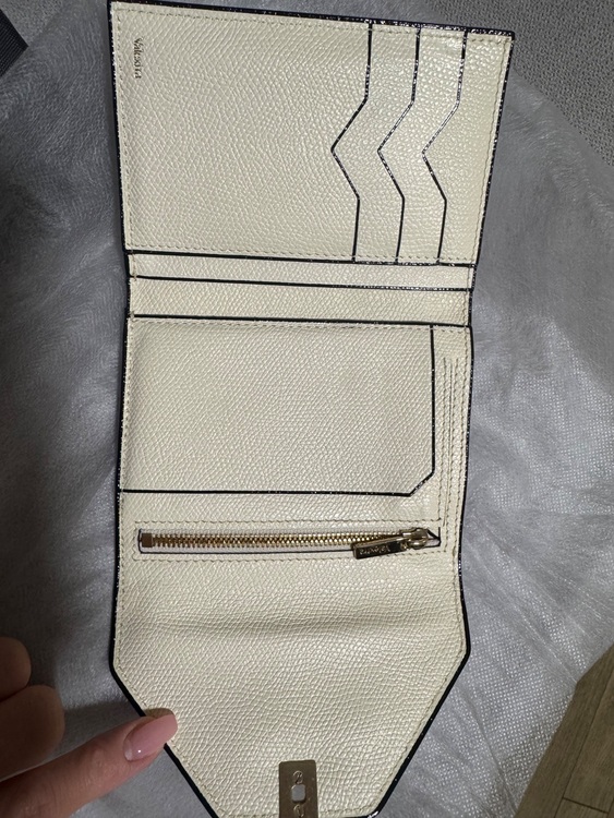 ヴァレクストラ　財布（ブランド財布・小物）の商品画像 - 査定依頼日：2025年9月19日 - 最高査定価格：11,000円