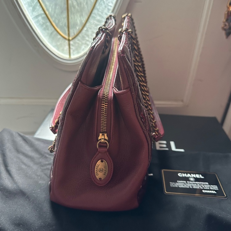 パテントレザーチェーンショルダーバッグ（ブランドバッグ）の商品画像 - 査定依頼日：2025年11月4日 - 最高査定価格：300,000円