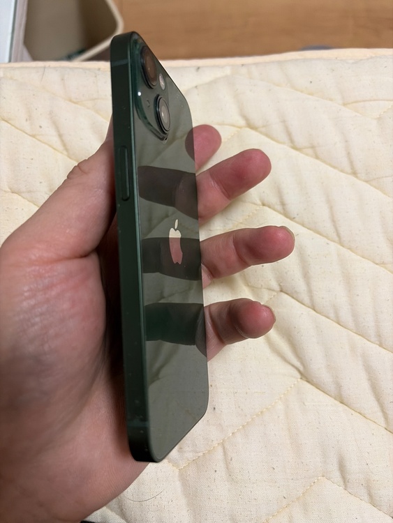 iPhone 13 256GB au（スマホ）の商品画像 - 査定依頼日：2026年2月24日 - 最高査定価格：32,000円