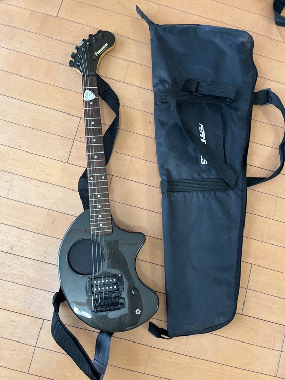 アンプ内蔵ギター　　品名不明（ピアノ・楽器・PA機材）の商品画像 - 査定依頼日：2025年9月20日 - 最高査定価格：5,000円