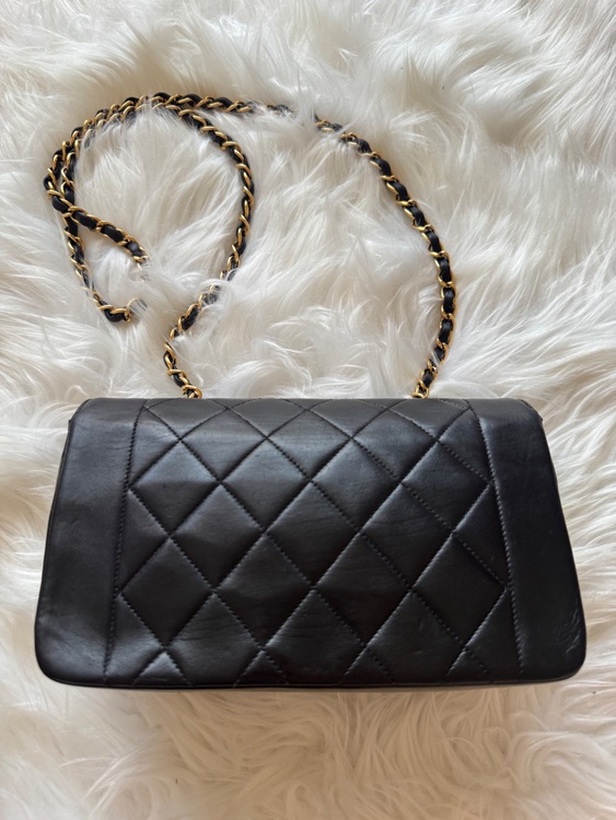 CHANEL ダイアナフラップ　黒　2番台（ブランドバッグ）の商品画像 - 査定依頼日：2026年10月7日 - 最高査定価格：400,000円