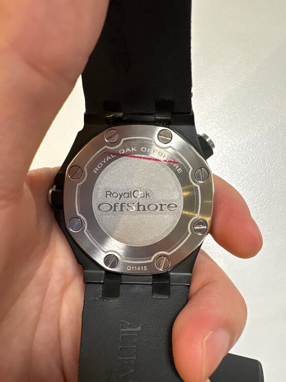 オーデマピゲロイヤルオークオフショア（高級時計）の商品画像 - 査定依頼日：2025年2月8日 - 最高査定価格：2,300,000円