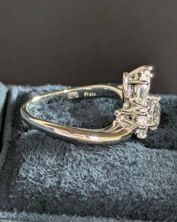 ハリーウィンストン　スリーストーンクラスター（宝石）の商品画像 - 査定依頼日：2026年1月27日 - 最高査定価格：900,000円