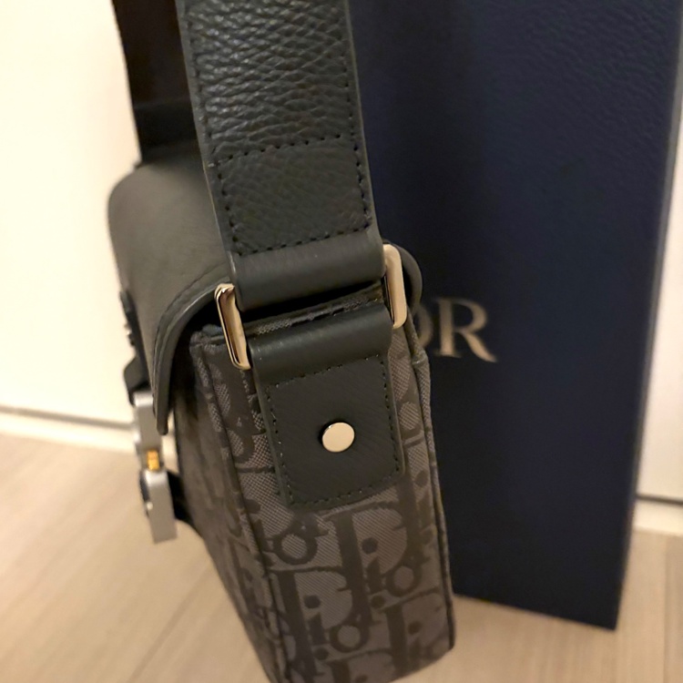 ディオール　オブリーク サドル フラップ メッセンジャーバッグ　スモール　黒　ジ（ブランドバッグ）の商品画像 - 査定依頼日：2026年1月9日 - 最高査定価格：160,000円