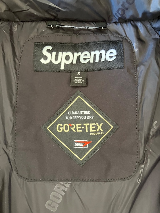 Supreme GORE-TEX 700-Fill DownParka 2023（古着・ファッション）の商品画像 - 査定依頼日：2026年1月5日 - 最高査定価格：32,000円