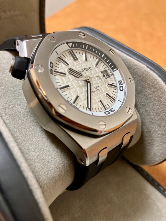 ロイヤルオークオフショアダイバー（高級時計）の商品画像 - 査定依頼日：2025年8月16日 - 最高査定価格：2,500,000円