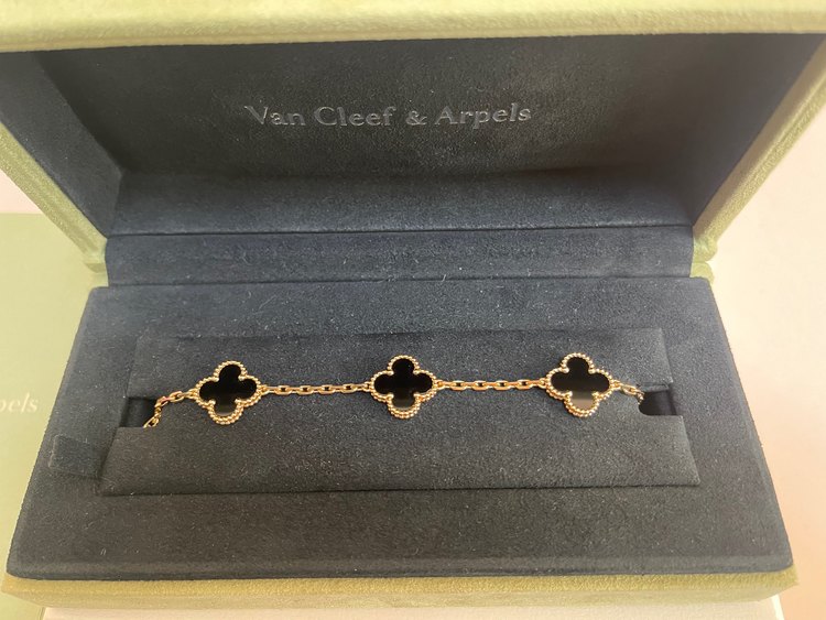 ヴァンクリーフ＆アーペル ヴィンテージアルハンブラ 5P オニキス ブレスレット（金・貴金属）の商品画像 - 査定依頼日：2023年3月1日 - 最高査定価格：470,000円