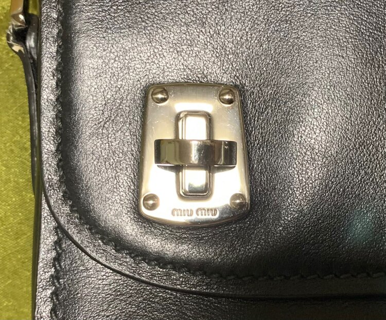 MIUMIU スタッズ ショルダーバッグ（ブランドバッグ）の商品画像 - 査定依頼日：2025年4月16日 - 最高査定価格：20,000円