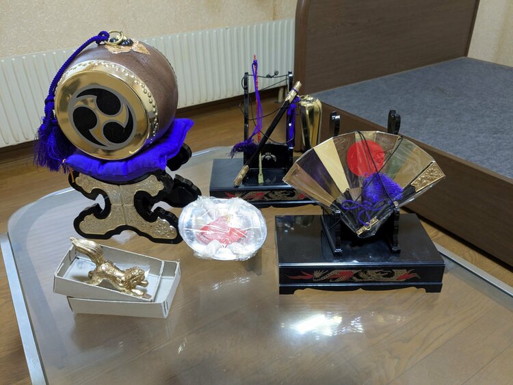 鎧兜　五月人形一式（ｓ４５～４６）　上原玉鳳 作　１２号室町・金小孔緋威之大鎧（美術品・骨董品）の商品画像 - 査定依頼日：2026年6月27日 - 最高査定価格：3,000円