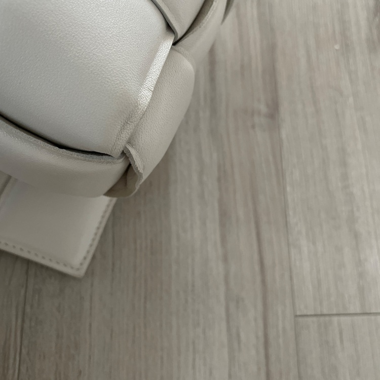 パデッドカセット（ブランドバッグ）の商品画像 - 査定依頼日：2025年8月21日 - 最高査定価格：130,000円