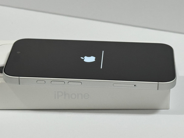 iPhone 16 128GB docomo（スマホ）の商品画像 - 査定依頼日：2026年3月30日 - 最高査定価格：80,000円