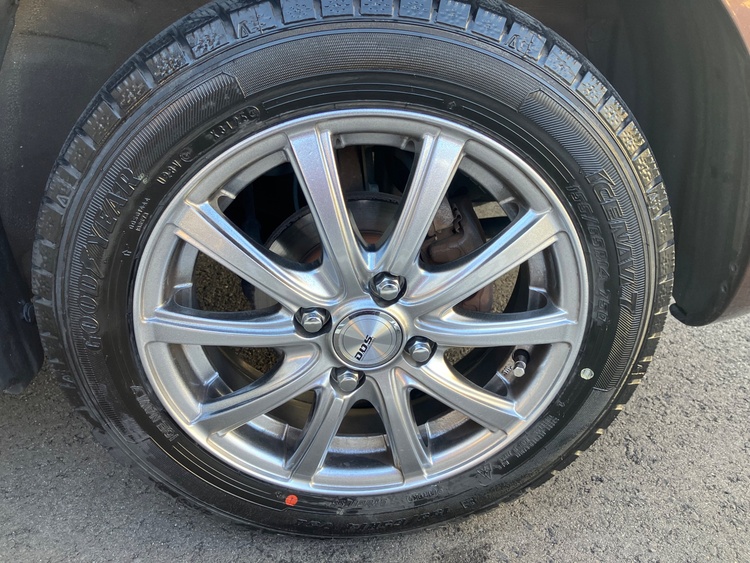 冬用タイヤとアルミホイール（カー用品）の商品画像 - 査定依頼日：2026年2月21日 - 最高査定価格：6,000円