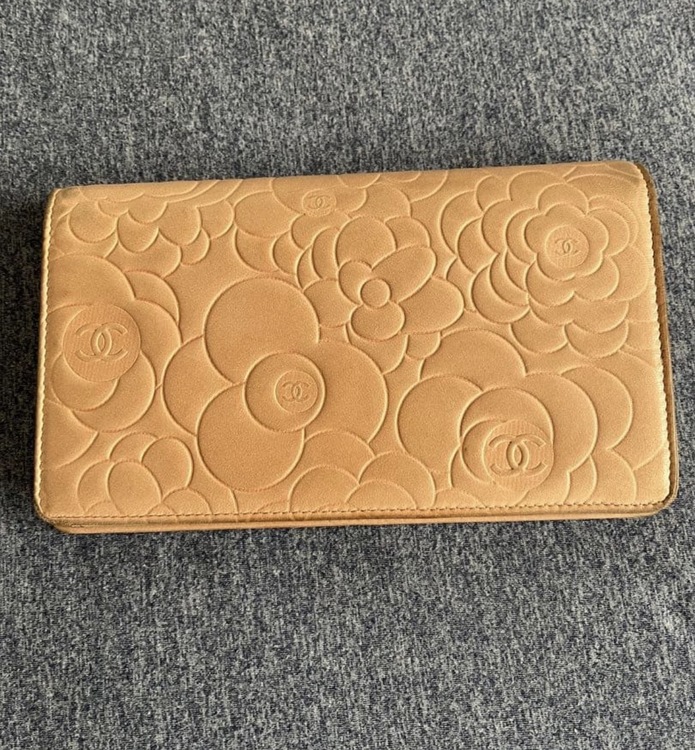 カメリア フラップ 長財布ピンクベージュ（ブランド財布・小物）の商品画像 - 査定依頼日：2026年4月12日 - 最高査定価格：15,000円