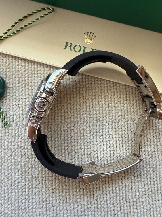 コスモグラフ デイトナ オイスター, 40 mm, ホワイトゴールド（高級時計）の商品画像 - 査定依頼日：2025年9月7日 - 最高査定価格：6,480,000円