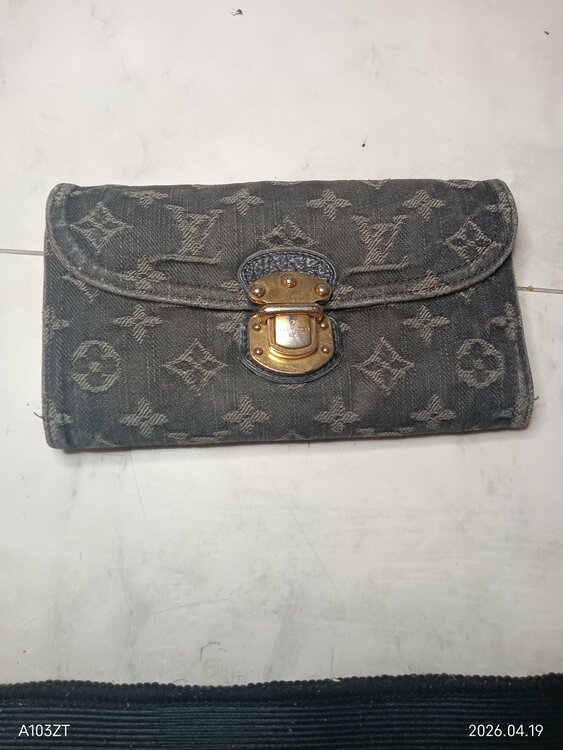 二つ折り財布（ブランド財布・小物）の商品画像 - 査定依頼日：2026年4月21日 - 最高査定価格：18,000円