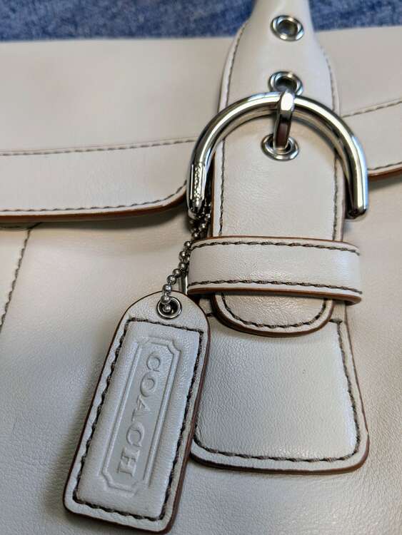 白コーチ9636（ブランドバッグ）の商品画像 - 査定依頼日：2025年2月13日 - 最高査定価格：4,000円