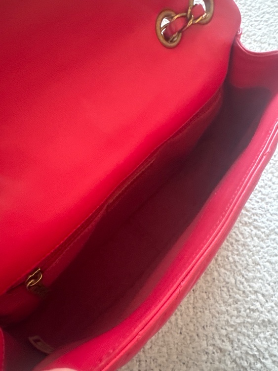 CHANELデザインステッチ ショルダーバッグ赤（ブランドバッグ）の商品画像 - 査定依頼日：2026年4月27日 - 最高査定価格：300,000円