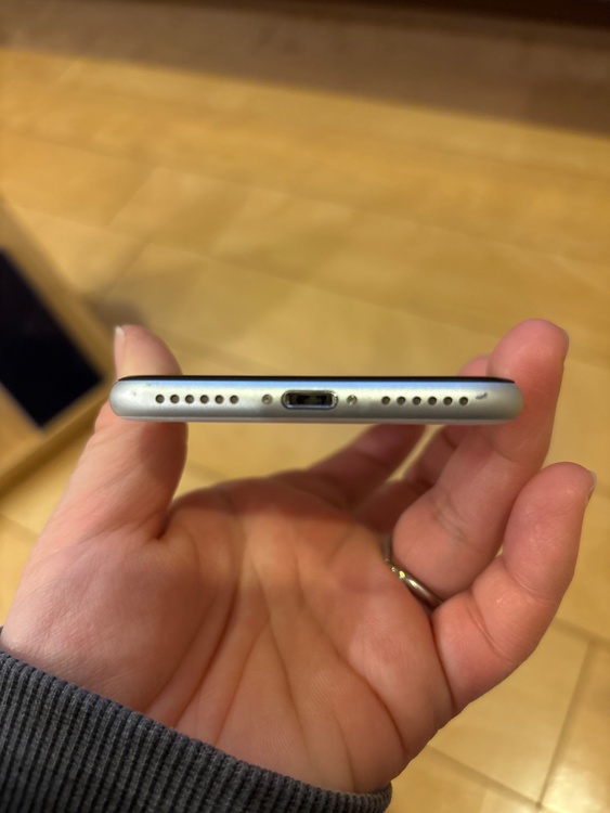 iPhone SE（スマホ）の商品画像 - 査定依頼日：2026年3月23日 - 最高査定価格：9,000円