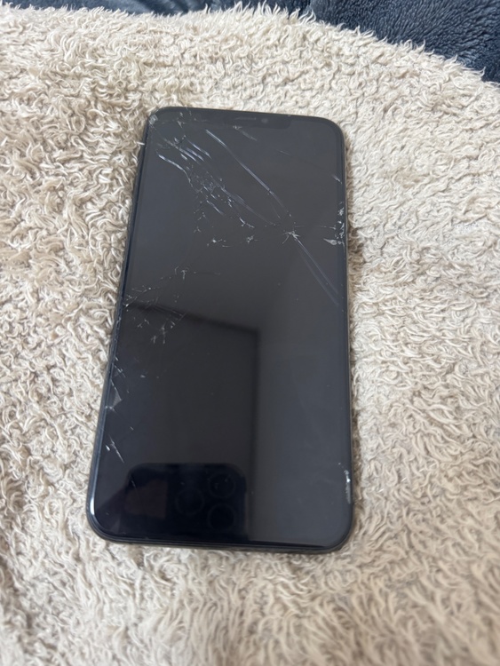 iPhone(画面割れ)（スマホ）の商品画像 - 査定依頼日：2026年3月19日 - 最高査定価格：20,000円