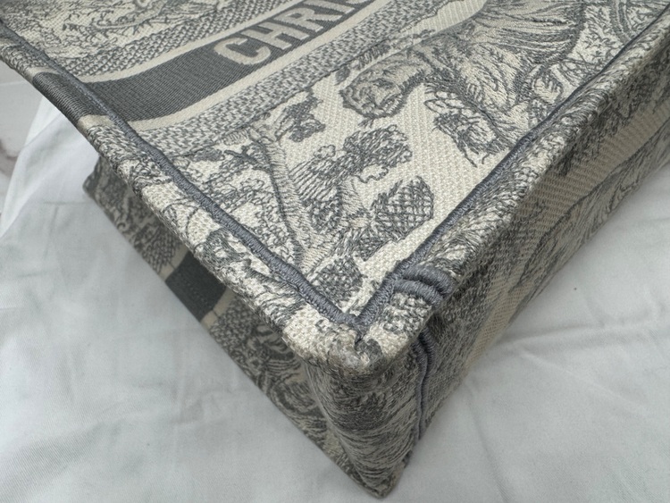 ミディアムグレーブックトート50-MA0272（ブランドバッグ）の商品画像 - 査定依頼日：2025年9月14日 - 最高査定価格：125,000円