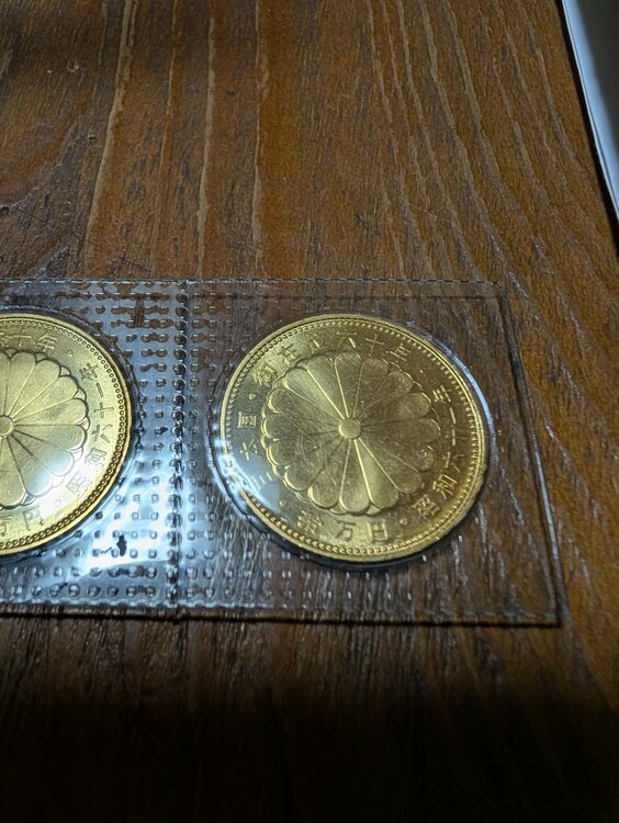 K24 24金 天皇陛下御在位 60年記念 10万円金貨（金・貴金属）の商品画像 - 査定依頼日：2025年12月17日 - 最高査定価格：920,000円