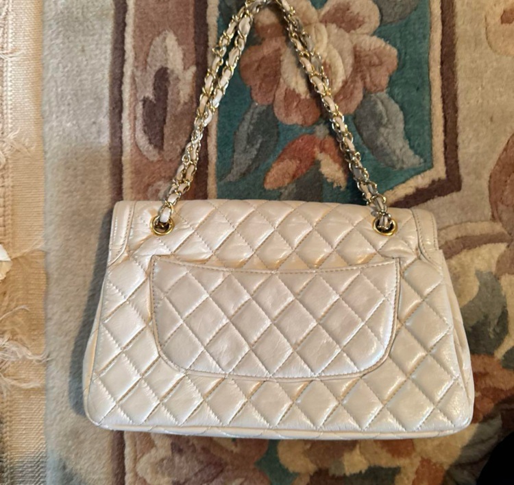 CHANEL アイボリー キルティング ショルダーバッグ（ブランドバッグ）の商品画像 - 査定依頼日：2025年7月30日 - 最高査定価格：200,000円