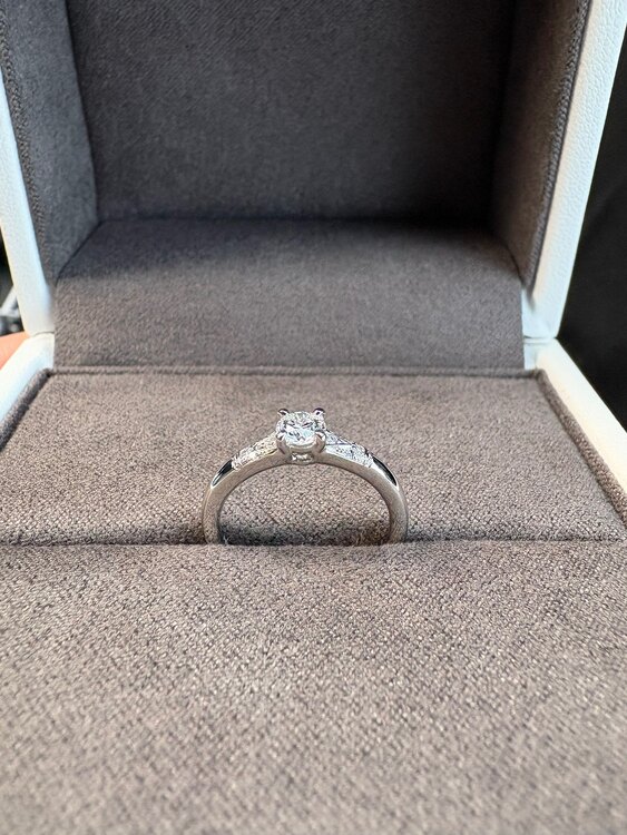 婚約指輪（宝石）の商品画像 - 査定依頼日：2025年4月6日 - 最高査定価格：10,000円